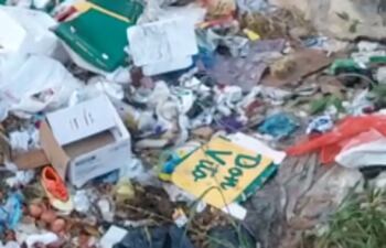 Desechos de todo tipo inundan el arroyo Mburicá de Asuncion.