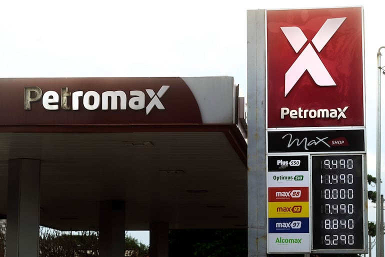 Estación de servicio Petromax con cartel que muestra precios de combustibles. No hay personas visibles.