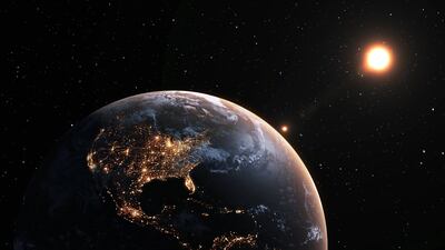 Vista del planeta Tierra y el sol, desde el espacio.