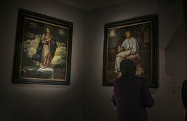 Un grupo de personas visita la exposición "Velázquez: un signo grandioso" que desde este martes muestra en las Galerías de Italia de Nápoles dos cuadros de juventud del maestro español, "La Inmaculada Concepción" y "San Juan en Patmos", prestados por la National Gallery de Londres.