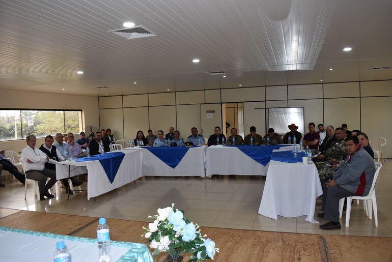 En la reunión participaron representantes de varias instituciones con los ganaderos