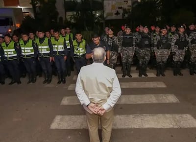 El titular del TSJE, Jorge Bogarín, saluda a los policías que resguardaron las elecciones internas de junio último. Foto: TSJE