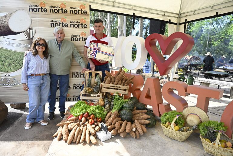 El Abasto Norte homenajeó a la mandioca y galardonó al vendedor destacado