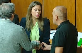 La ex senadora destituida Kattya Gonzalez rechaza el saludo del Senador Basilio Nuñes en el acto de juramento de Ignacio Iramain en el Congreso Nacional. Captura de imagen de video ABC TV.
15 de febrero de 2024