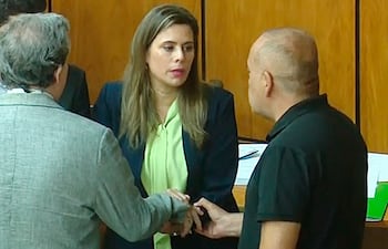 La ex senadora destituida Kattya Gonzalez rechaza el saludo del Senador Basilio Nuñes en el acto de juramento de Ignacio Iramain en el Congreso Nacional. Captura de imagen de video ABC TV.
15 de febrero de 2024