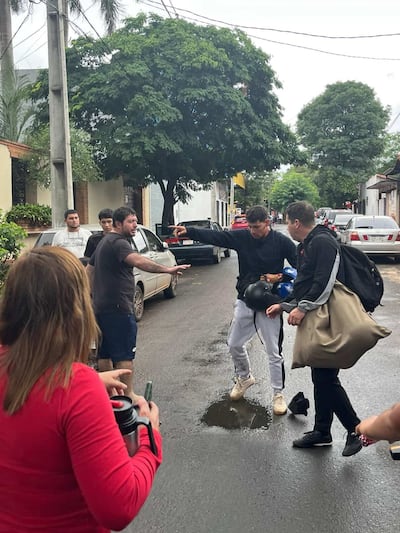 Docente y alumno son agredidos por motociclista.
