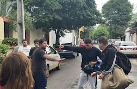 Docente y alumno son agredidos por motociclista.