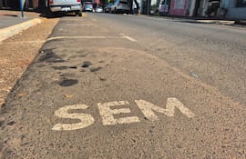 Delimitaciones en las calles que demarcan lugares donde se cobra el Servicio de Estacionamiento Medido (SEM) en Encarnación.
