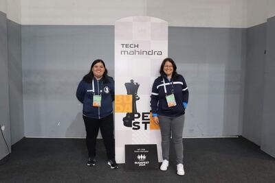 La WIM Gabriela Vargas (izq)  y derecha la WGM Jennyffer Perez (der), tableros 2 y 1, respectivamente del equipo femenino de Paraguay. Hasta aqui Perez ganó 4, entabló una y perdió otra partida. Vargas ganó 2, perdió 2 y entabló una.