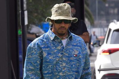 Sus llegadas al ‘paddock’ se han vuelto ya un icono de la Fórmula 1. ¿Qué nuevo ‘outfit’ vestirá Lewis?.