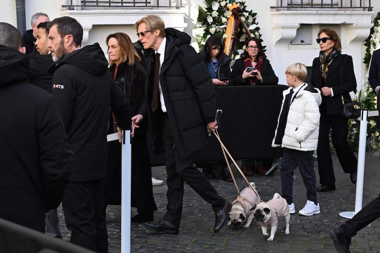 Vernon Bruce Hoeksema con su par de pugs sale del funeral de Valentino Garavani en Piazza Mignanelli en Roma, Italia. (EFE/EPA/MAURIZIO BRAMBATTI)
