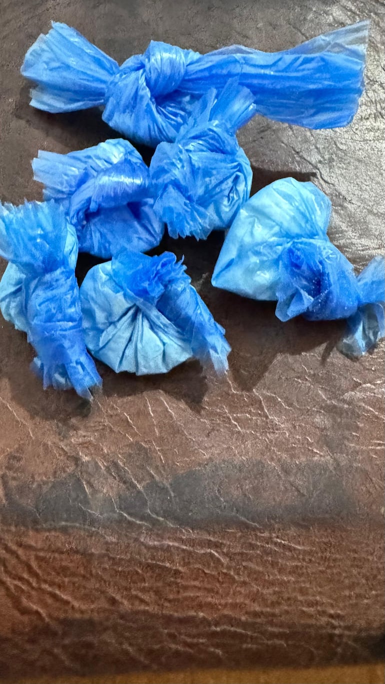 Los efectivos policiales del Departamento Antinarcóticos incautaron 4,8 gramos de una supuesta sustancia prohibida.