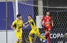 Aldo González (33) celebra su gol ante Franco Frágueda (25).
