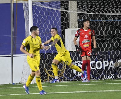 Aldo González (33) celebra su gol ante Franco Frágueda (25).