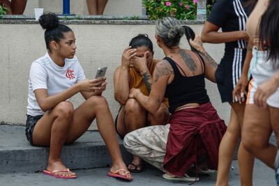 Personas reaccionan esperando noticias de sus familiares frente al hospital Getúlio Vargas este martes, en Río de Janeiro (Brasil).