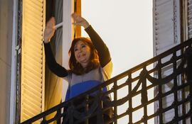 La expresidenta de Argentina Cristina Fernández saluda a sus seguidores desde el balcón de su residencia.