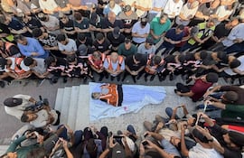 FOTODELDÍA GAZA, 07/10/2026.- El Ejército de Israel mató en la madrugada de este miércoles en un ataque con dron a un voluntario de la Defensa Civil gazatí que se dirigía a rescatar heridos de otro ataque israelí, informo este grupo de rescate, que celebró su funeral en el hospital Shifa de la ciudad de Gaza (norte). Se trata de Mohamed Tamus, de 25 años, que según la Defensa Civil fue atacado en la zona del Hospital Kamal Adwan del norte del Gaza. Este cuerpo indicó que era un voluntario que prestaba asistencia humanitaria a los gazatíes desde el inicio de la ofensiva israelí en octubre de 2023 que siguió a los ataques de Hamás en Israel de hace justo tres años. EFE/Ahmad Awad