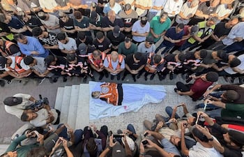 FOTODELDÍA GAZA, 07/10/2026.- El Ejército de Israel mató en la madrugada de este miércoles en un ataque con dron a un voluntario de la Defensa Civil gazatí que se dirigía a rescatar heridos de otro ataque israelí, informo este grupo de rescate, que celebró su funeral en el hospital Shifa de la ciudad de Gaza (norte). Se trata de Mohamed Tamus, de 25 años, que según la Defensa Civil fue atacado en la zona del Hospital Kamal Adwan del norte del Gaza. Este cuerpo indicó que era un voluntario que prestaba asistencia humanitaria a los gazatíes desde el inicio de la ofensiva israelí en octubre de 2023 que siguió a los ataques de Hamás en Israel de hace justo tres años. EFE/Ahmad Awad