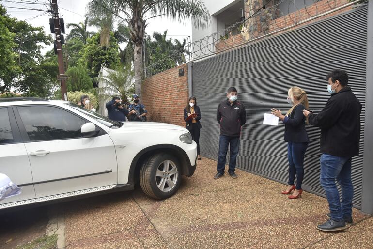 La abogada Noelia Núñez realiza algunas precisiones al juez Manuel Aguirre. Atrás, el vehículo de la defensora, ubicado en la misma posición en que quedó la camioneta de la víctima William Giménez, el día del atentado.