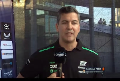 En visita oficial, Peña se mostraba en el Rally de Finlandia mostrando marcas de sus exsocios.