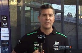 En visita oficial, Peña se mostraba en el Rally de Finlandia mostrando marcas de sus exsocios.