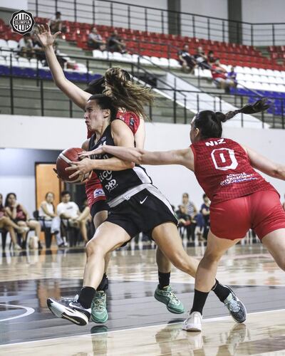 Marta Peralta, fiel a su estilo, se mete en la llave de Félix Pérez.