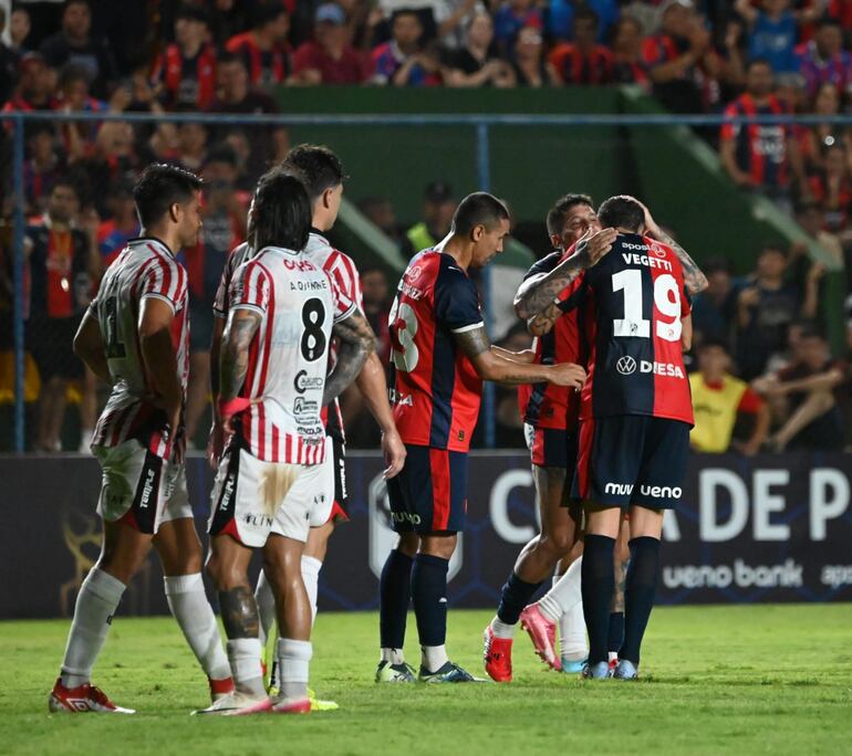 Los jugadores de Cerro Porteño festejan un gol en el partido ante Sportivo San Lorenzo por la segunda fecha del torneo Apertura 2026 de la Primera División de Paraguay en el estadio Erico Galeano, en Asunción, Paraguay.