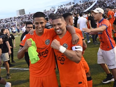 Los jugadores de Olimpia festejan el campeonato del torneo Clausura 2024 del fútbol paraguayo después de empatar sin goles con 2 de Mayo en el estadio Río Parapití, en Pedro Juan Caballero, Paraguay.