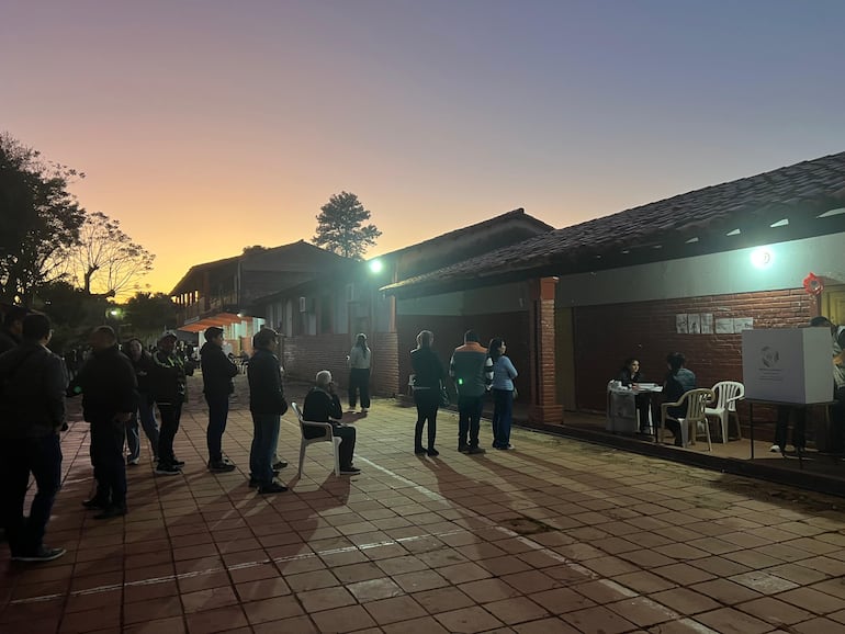 Pese al frío de la mañana, numerosos electores acudieron desde las 6:00 para participar de la jornada electoral.