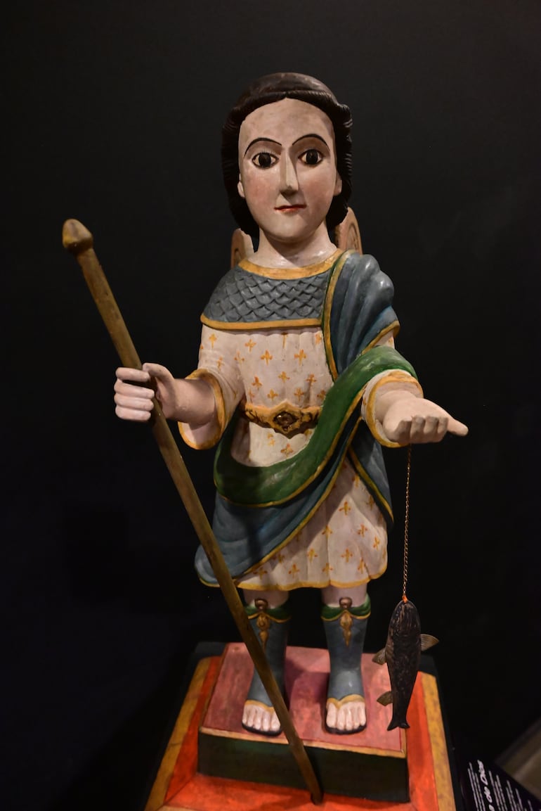 Arcángel Rafael en una talla policromada del Barroco hispano-guarani, siglo XVIII.