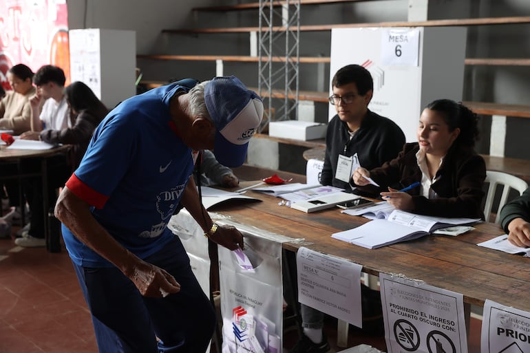 Un hombre deposita un voto este domingo, durante las elecciones municipales en Asunción (Paraguay). EFE/ Juan Pablo Pino