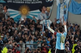 Lionel Messi de Argentina saluda este martes, al finalizar un partido amistoso entre Argentina y Benín en el estadio Monumental, en Buenos Aires (Argentina). Messi afirmó que "fue un orgullo muy grande defender esta camiseta" y que "jugar en la selección argentina es lo más lindo que te puede pasar" en su último partido con la Albiceleste.