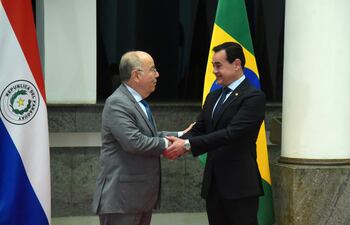 El ministro de Relaciones Exteriores de Brasil, Mauro Viera y su contraparte paraguaya Rubén Ramírez Lezcano se saludan en Paraguay.