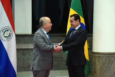 El ministro de Relaciones Exteriores de Brasil, Mauro Viera y su contraparte paraguaya Rubén Ramírez Lezcano se saludan en Paraguay. 