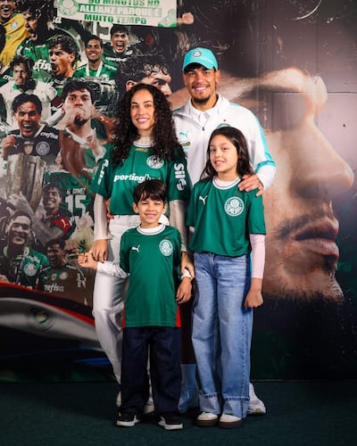 Gustavo Gómez sonríe rodeado de niños en camisetas verdes de Palmeiras, en un vestuario decorado para el evento.