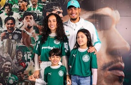 Gustavo Gómez sonríe rodeado de niños en camisetas verdes de Palmeiras, en un vestuario decorado para el evento.