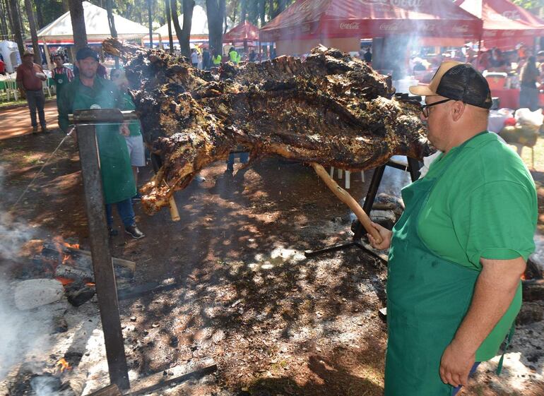 Un hombre del Domingo Martínez de Irala prepara el ternero asado que lleva 12 horas de cocción.