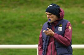 El entrenador alemán de la selección de Inglaterra, Thomas Tuchel, dirige una sesión de entrenamiento en St George's Park en Burton-upon-Trent, en el centro de Inglaterra, el 8 de octubre de 2025, antes de su partido amistoso de fútbol internacional contra Gales.