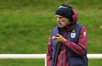 El entrenador alemán de la selección de Inglaterra, Thomas Tuchel, dirige una sesión de entrenamiento en St George's Park en Burton-upon-Trent, en el centro de Inglaterra, el 8 de octubre de 2025, antes de su partido amistoso de fútbol internacional contra Gales.
