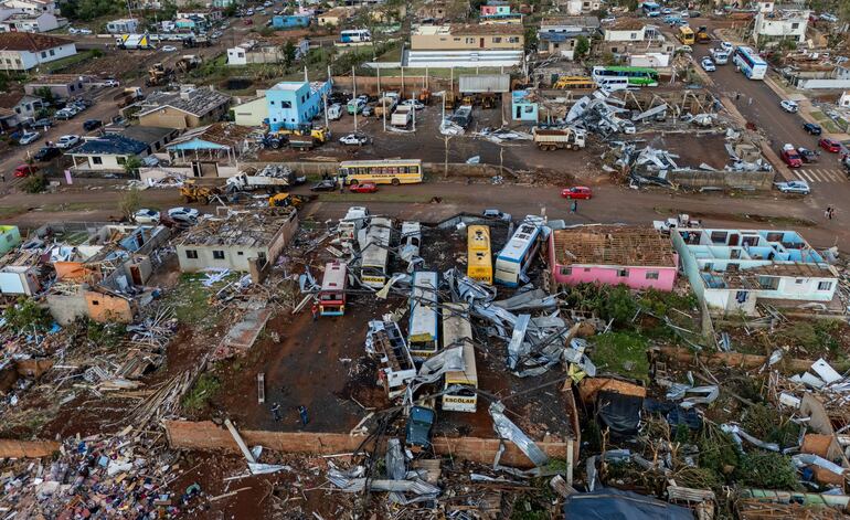 Fotografía aérea que muestra la destrucción causada por un tornado en Rio Bonito do Iguaçu (Brasil). 