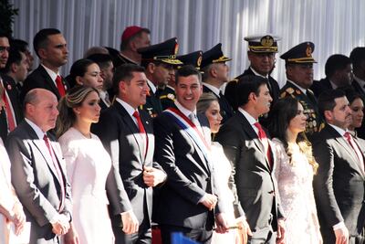 El nuevo presidente de Paraguay, Santiago Peña (c), sonríe durante un desfile militar con motivo de su investidura como mandatario, en Asunción (Paraguay).