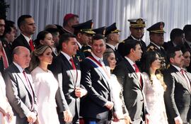El presidente de Paraguay, Santiago Peña (c), durante el desfile militar con motivo de su investidura como mandatario en agosto de 2023.