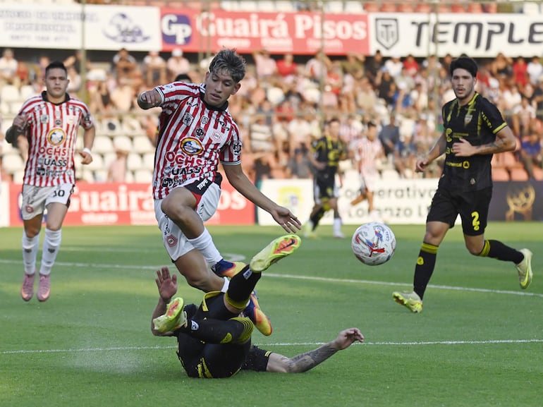 Momento de la disputa del balón entre jugadores de San Lorenzo y Recoleta en un partido por la cuarta fecha del torneo Apertura 2026 de la Primera División de Paraguay en el estadio Gunther Vogel, en San Lorenzo, Paraguay.