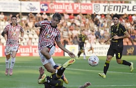 Momento de la disputa del balón entre jugadores de San Lorenzo y Recoleta en un partido por la cuarta fecha del torneo Apertura 2026 de la Primera División de Paraguay en el estadio Gunther Vogel, en San Lorenzo, Paraguay.