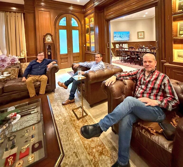 Reunión realizada en la vivienda de Cartes entre Nicanor Duarte Frutos, Antonio Barrios y Horacio Cartes.