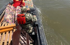 Personal de la Prefectura Naval zona Ayolas realizan tareas de evacuaciones de familias de las islas afectas por crecida del río Paraná.
