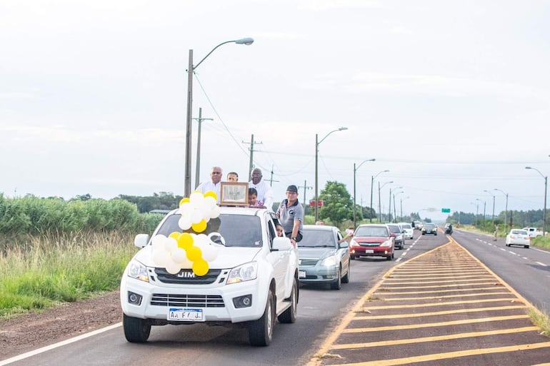 La reliquia fue recibida con una caravana.