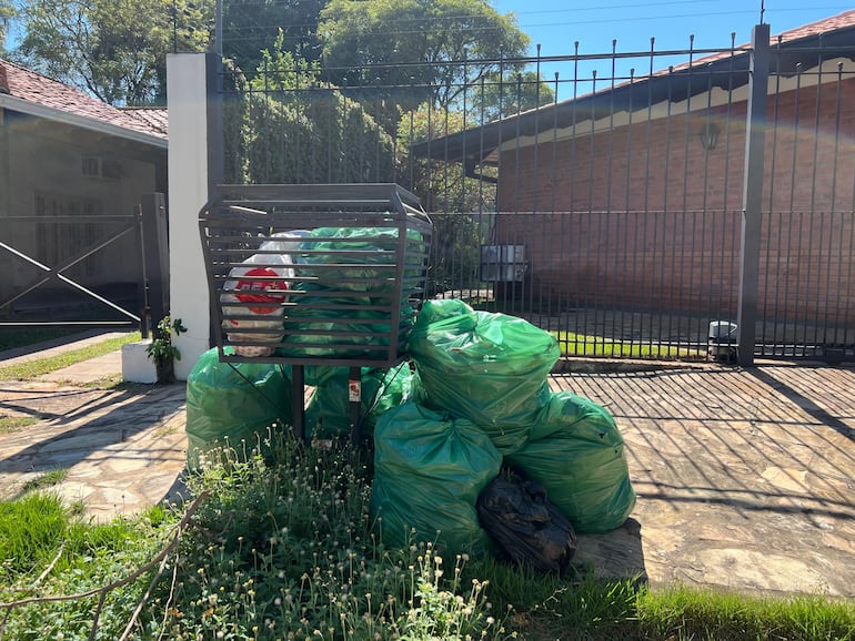 En el barrio Centro, frente a cada vivienda, se observan bolsas de basura sin retirar, generando un ambiente descuidado y preocupación entre los vecinos.