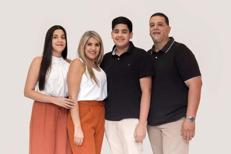  Romi con sus hijos Araceli y Renato, y el padre.