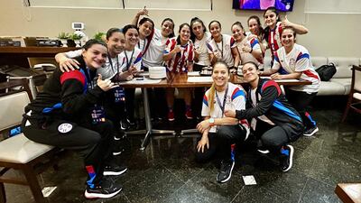 Las chicas festejan el cumpleaños de Nataly Lezcano. Paraguay derrotó anoche a Bolivia por 2 a 1.